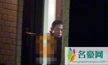 霍尊恋情疑曝光 携神秘女子家中共度甜蜜时光