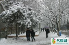 北京将迎局地暴雪 情人节大雪纷飞为情侣营造浪漫氛围