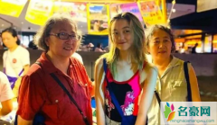 李嫣摆摊义卖 李嫣摆地摊三小时卖出1.8万明星效应太可怕