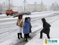 齐齐哈尔积雪2米 门口被积雪围堵37年最强暴雪威力太猛