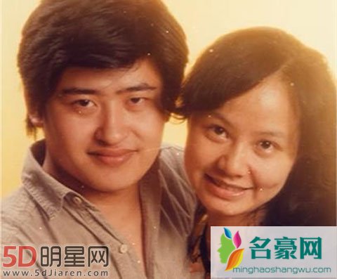 刘欢家人首次大公开 领结婚证没带妻子