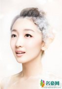 周冬雨变礼貌 遇前辈打招呼