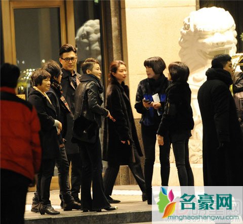 周冬雨变礼貌 遇前辈打招呼