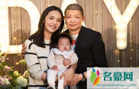 姚晨女儿百日宴 一家人恩爱幸福照