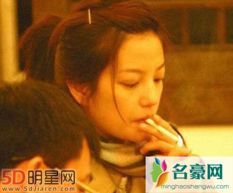 郑爽吸烟惊呆众人 网友哗然争论不休