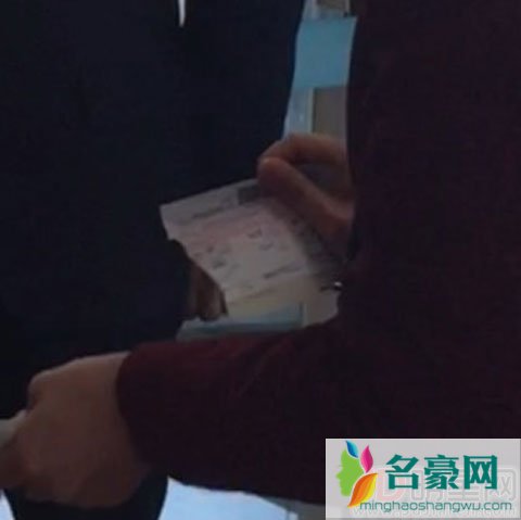 宋茜登机牌被撕坏瞬间表情 自黑遇到一群假粉丝