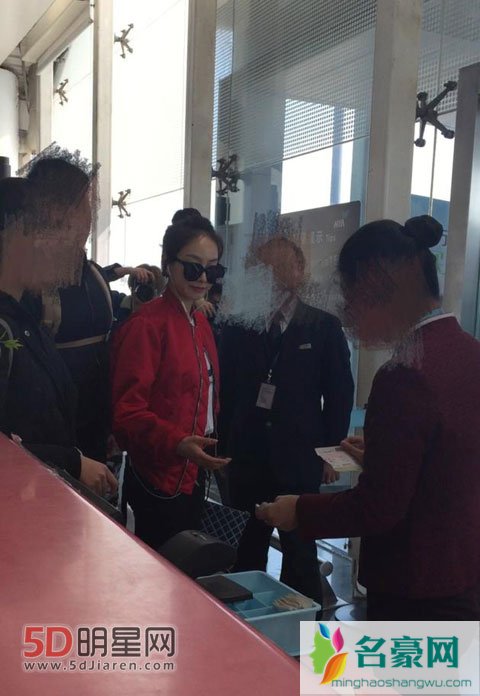 宋茜登机牌被撕坏瞬间表情 自黑遇到一群假粉丝
