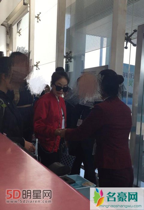宋茜登机牌被撕坏瞬间表情 自黑遇到一群假粉丝