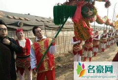 岳云鹏携李咏孙坚回老家 热闹参加表弟婚礼