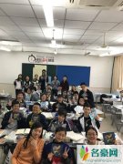 潘玮柏言出必行 时隔两年回学校送每人一张专辑