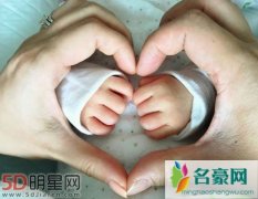 胡杏儿晒儿子照片 澄清此前网传图不是她儿子