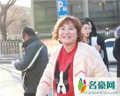 贾玲近照曝光似乎又胖了 新发型超配贾玲