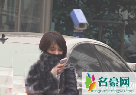 郑爽街头流泪被曝抑郁症 爽爸回应为女儿辟谣