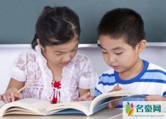 学生换座抓住爱情 小学鸡的淳朴爱情令网友们啼笑皆非