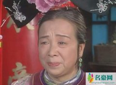 偶遇容嬷嬷坐公交 83岁容嬷嬷身体健康把小朋友按在坐椅上