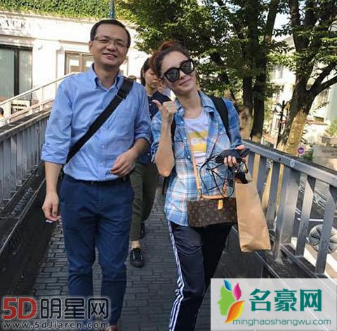 张柏芝与男性友人亲密合照被误会 不满回复晒白布