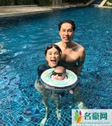Ella晒全家旅行照 三口之家幸福满满
