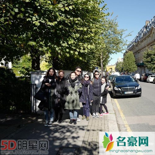 争议不断仍秀恩爱 余文乐带女友家人游伦敦