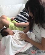 张柏芝为干女儿办满月酒 全家齐上阵庆祝