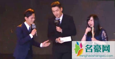 胡歌情商高颁奖典礼为美女解围 颁奖典礼不走心