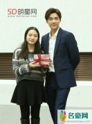 李易峰代言春蕾计划现身活动现场 李易峰获春蕾计划爱心传播大使荣誉