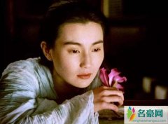 54岁张曼玉逛地摊 张曼玉低调逛地摊买平价衣物引发网友猜测