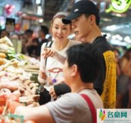 54岁张曼玉逛地摊 张曼玉近照素颜曝光骨瘦如柴引网友心疼