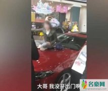 奔驰女车主事件最新消息 奔驰女主回应被迫缴纳奔驰金融服务费