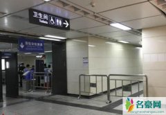 小伙地铁站憋到尿裤子 小伙地铁憋尿失败当场尿裤子被拍下