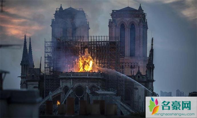 巴黎圣母院大火牵动人心