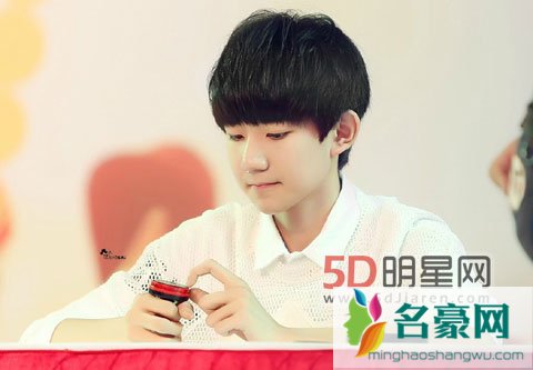 小凡李易峰调戏小七易烊千玺 TFBOYS街头演唱视频曝光引关注