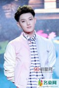 EXO黄子韬机场晕倒紧急送医 EXO黄子韬机场晕倒引关注