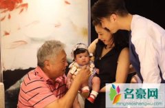 贾静雯家庭聚会热闹非凡 全家合影未见梧桐妹