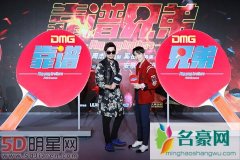 周杰伦带墨镜掩盖伤痕 打篮球小伙子没看过明星