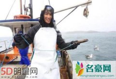 锦荣不顾海浪坚持做节目 意外收获数条鲨鱼