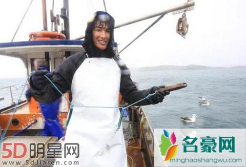锦荣不顾海浪坚持做节目 意外收获数条鲨鱼