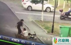 护狗反被咬是怎么回事 男子护狗导致下体被咬视频曝光十分凄惨