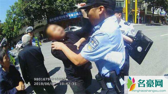 男子遭阻后欲袭警