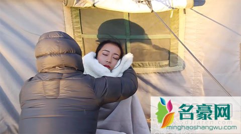 吉克隽逸沙漠拍摄 衣着单薄被冻晕