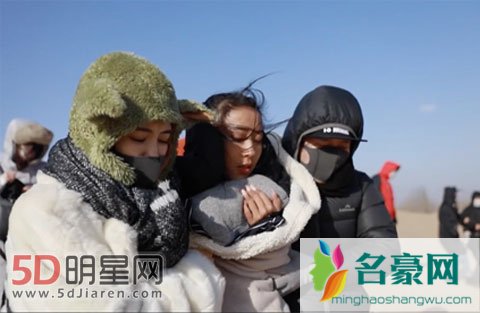 吉克隽逸沙漠拍摄 衣着单薄被冻晕