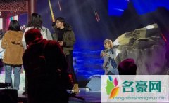 何洁离婚获朋友力挺 未受影响现身节目录制现场