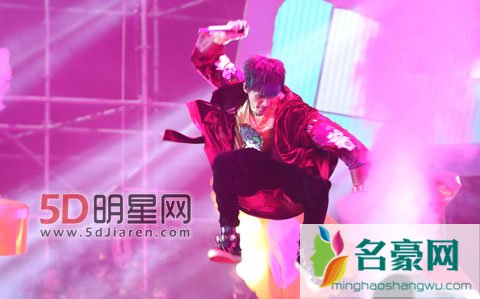周杰笑星闯地球现场怼大张伟 太过度消费自己