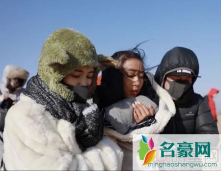 吉克隽逸为工作不顾严寒 沙漠中衣着单薄被冻昏厥