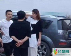 王宝强女友正面照 王宝强带女友回老家含泪送别母亲