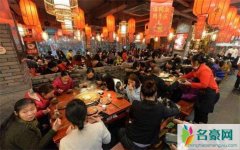 成都免费吃火锅真的免费吗？ 150米长队的等待真的值得吗？