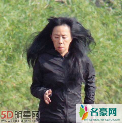 周润发妻子跑步照曝光被嫌弃 两人婚后多年为何无子