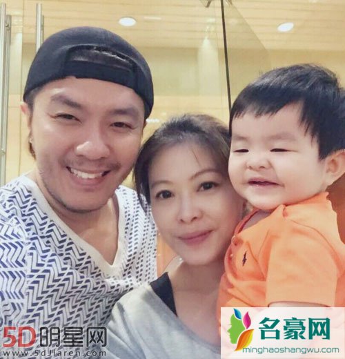 阿杜三口之家合照曝光 妻子肤白貌美儿子可爱