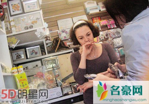 张柏芝忙着照顾两个孩子 妈妈在烘焙店当店员