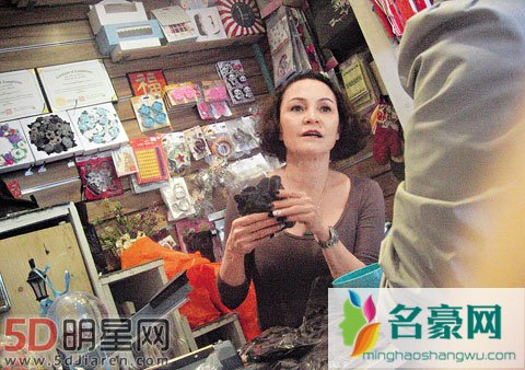 张柏芝忙着照顾两个孩子 妈妈在烘焙店当店员