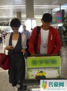 文章马伊琍回归平淡生活 一家四口出街亮眼